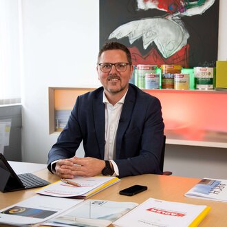Daniel Pesserer, Head of Division for the furniture industry at ADLER, sees great potential for the future in environmentally friendly excimer coating.